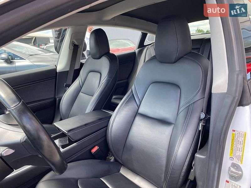 Седан Tesla Model 3 2018 в Львове