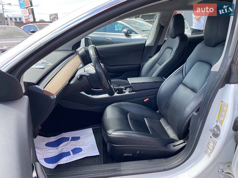 Седан Tesla Model 3 2018 в Львове
