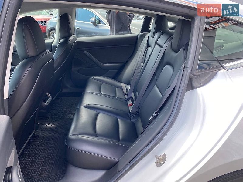Седан Tesla Model 3 2018 в Львове