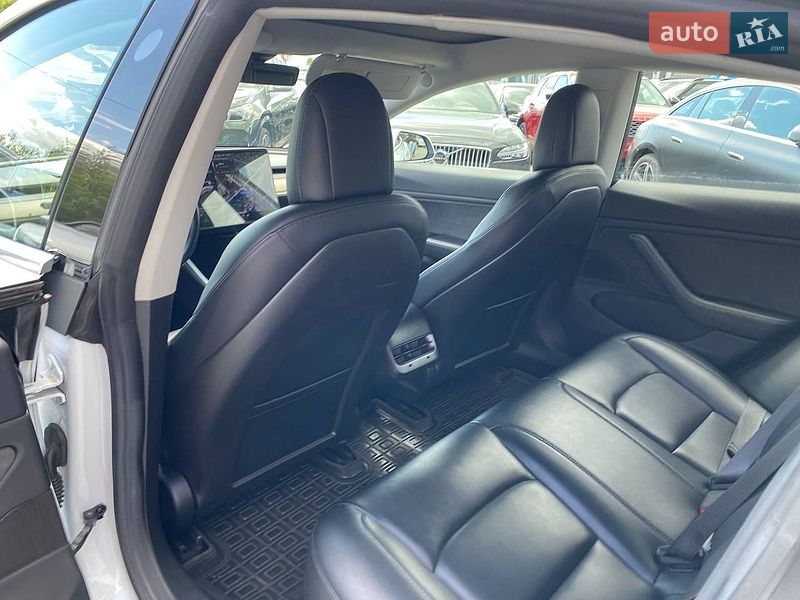 Седан Tesla Model 3 2018 в Львове