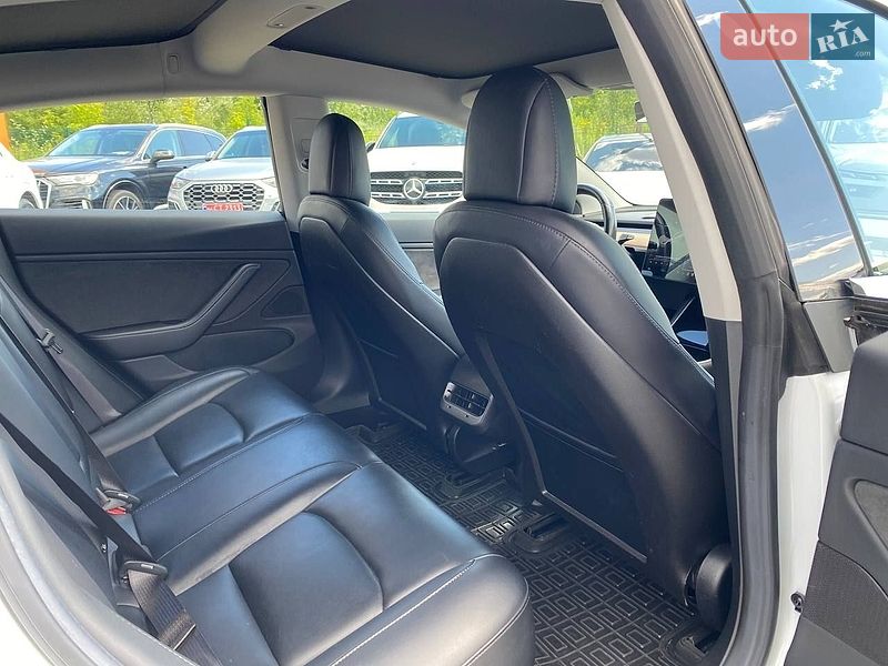 Седан Tesla Model 3 2018 в Львове