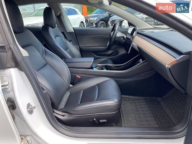 Седан Tesla Model 3 2018 в Львове