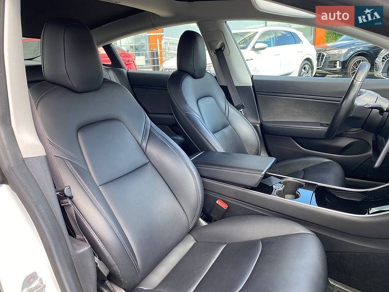 Седан Tesla Model 3 2018 в Львове