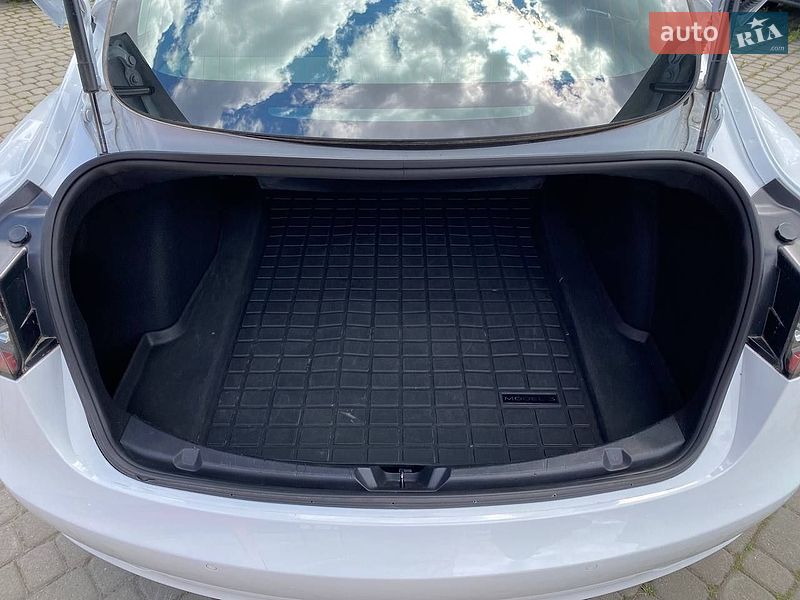 Седан Tesla Model 3 2018 в Львове