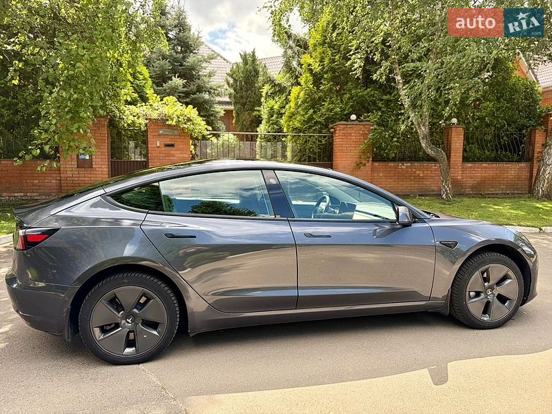 Седан Tesla Model 3 2021 в Киеве