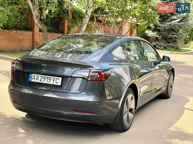 Седан Tesla Model 3 2021 в Киеве