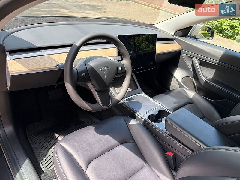 Седан Tesla Model 3 2021 в Киеве