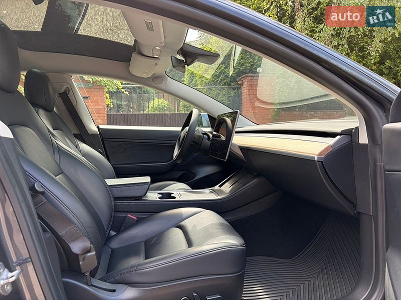Седан Tesla Model 3 2021 в Киеве
