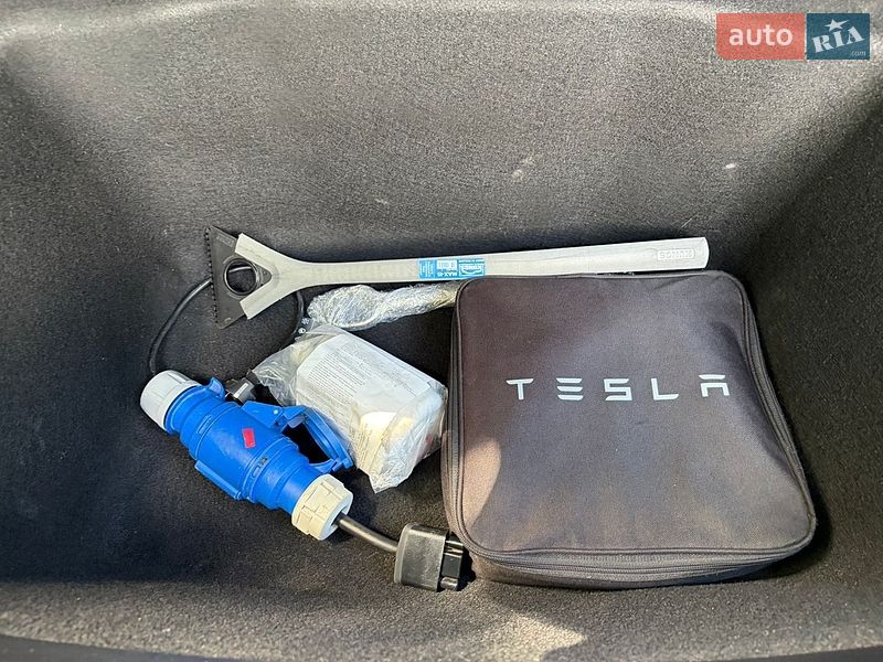Седан Tesla Model 3 2021 в Киеве