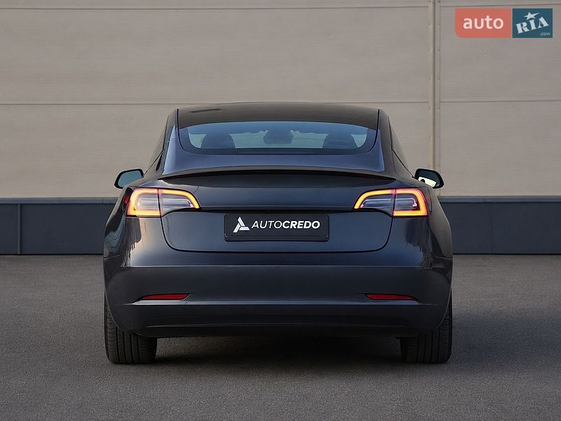 Седан Tesla Model 3 2023 в Києві