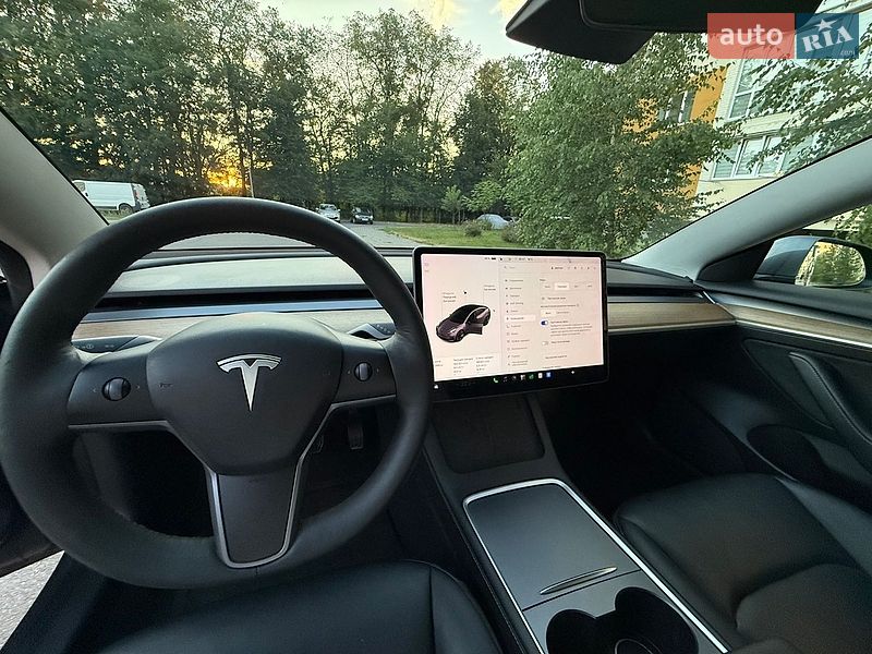 Седан Tesla Model 3 2021 в Виннице