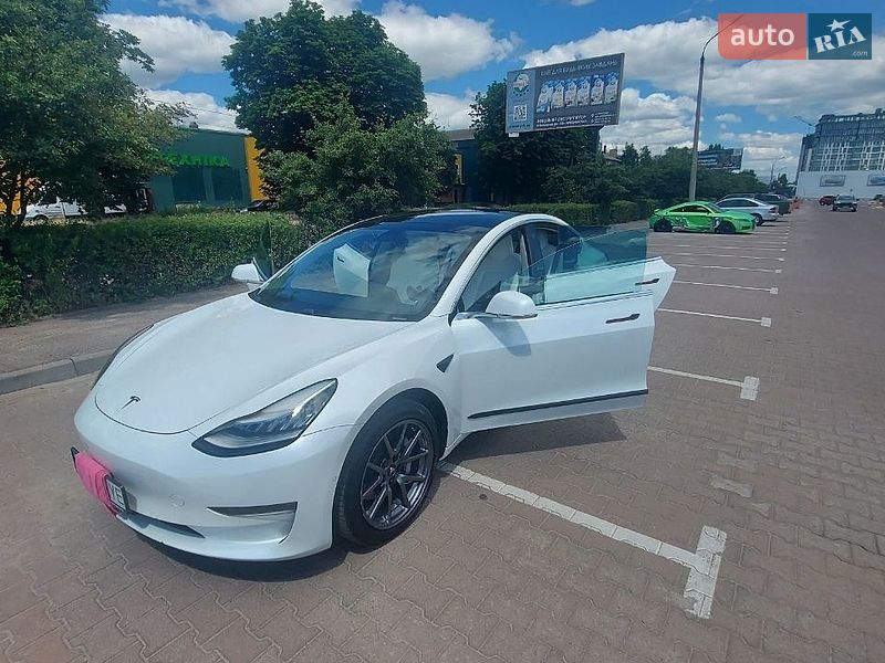 Седан Tesla Model 3 2020 в Житомире