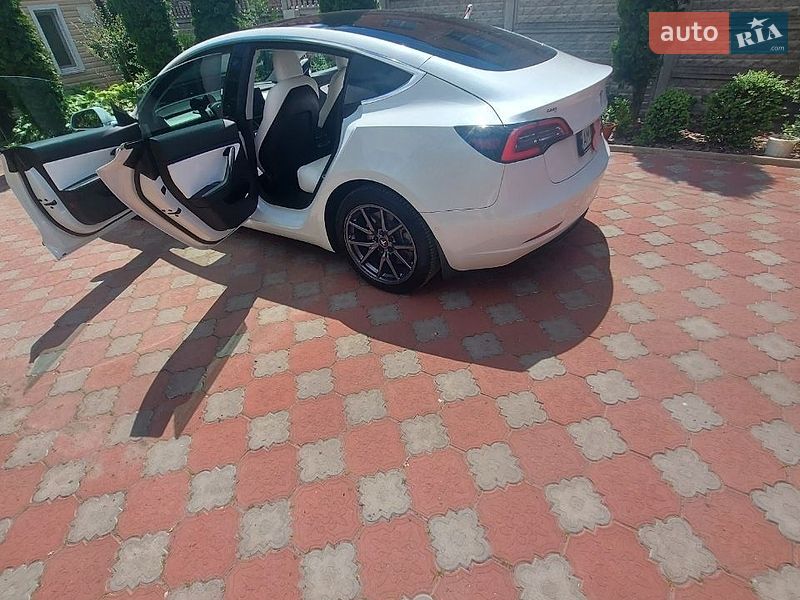 Седан Tesla Model 3 2020 в Житомире