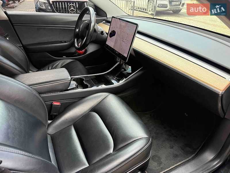 Седан Tesla Model 3 2018 в Львові