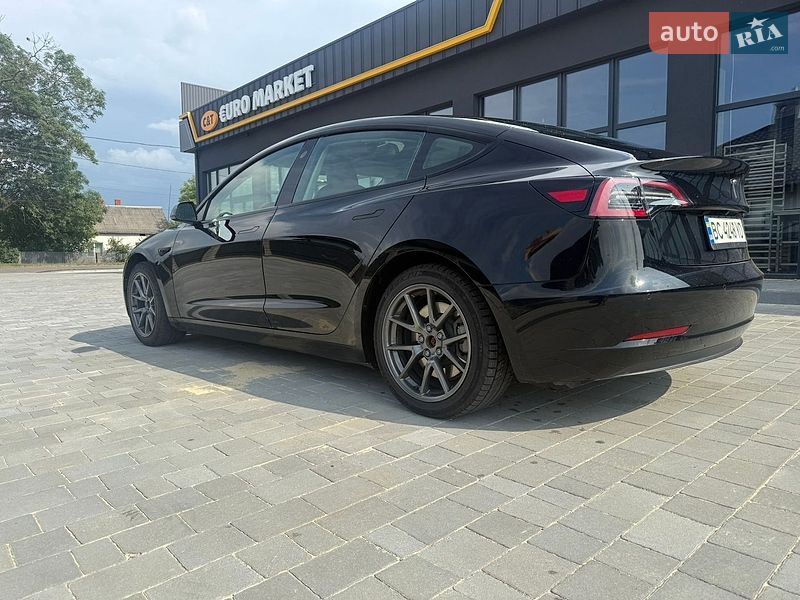 Седан Tesla Model 3 2022 в Львове