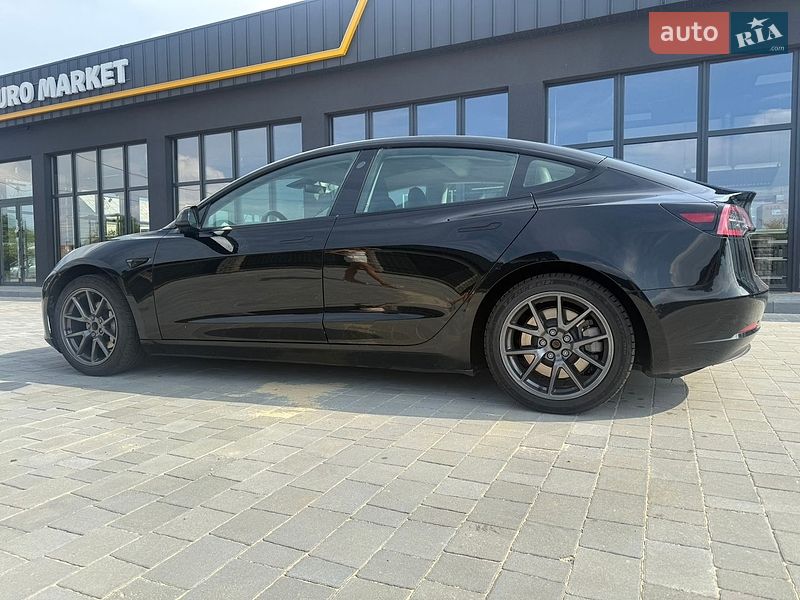 Седан Tesla Model 3 2022 в Львове