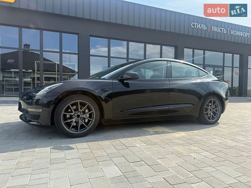Седан Tesla Model 3 2022 в Львове
