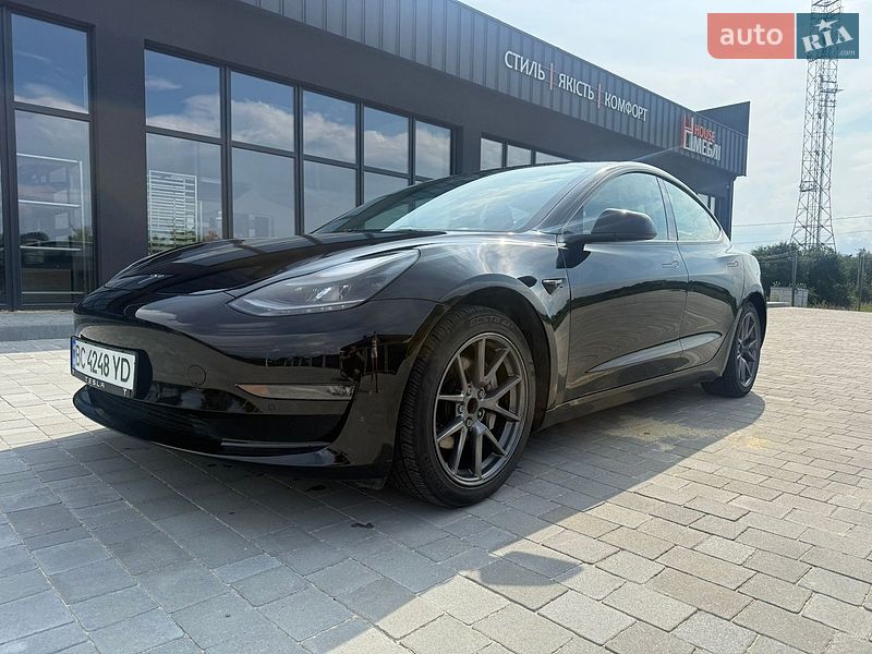 Седан Tesla Model 3 2022 в Львове