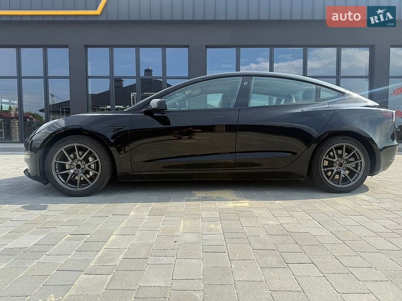 Седан Tesla Model 3 2022 в Львове