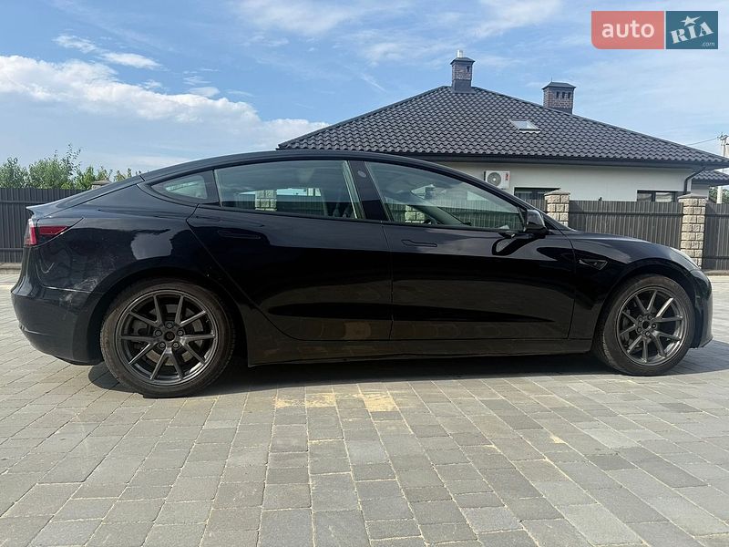 Седан Tesla Model 3 2022 в Львове