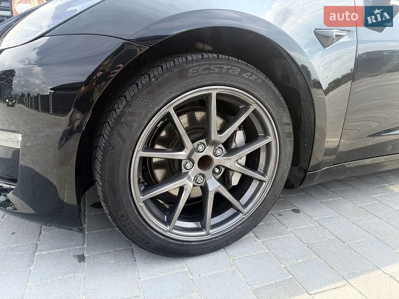 Седан Tesla Model 3 2022 в Львове