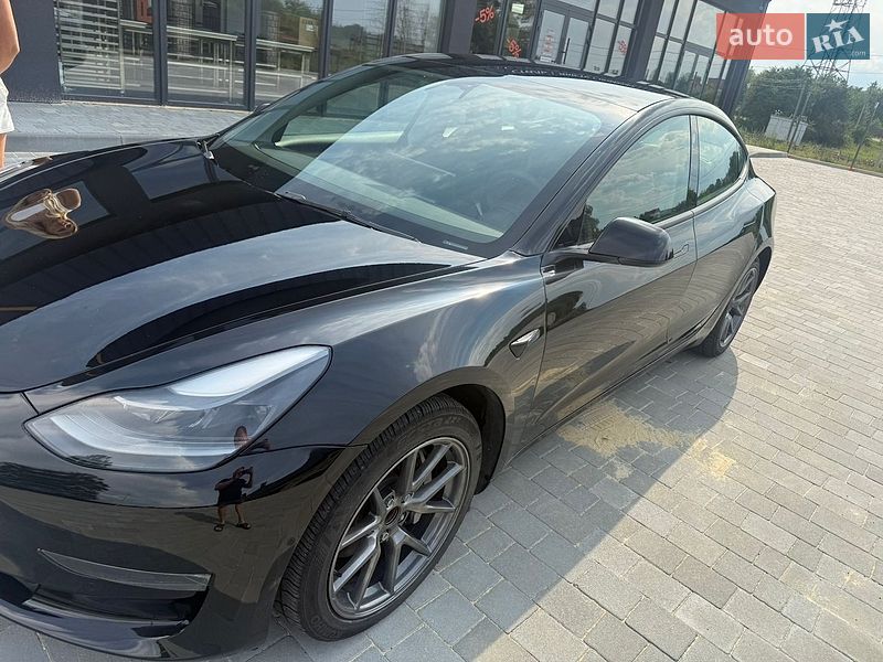 Седан Tesla Model 3 2022 в Львове