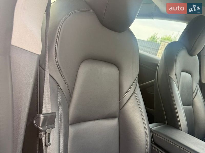 Седан Tesla Model 3 2022 в Львове