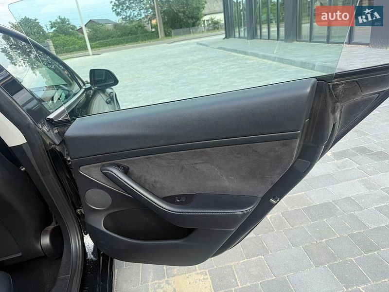 Седан Tesla Model 3 2022 в Львове