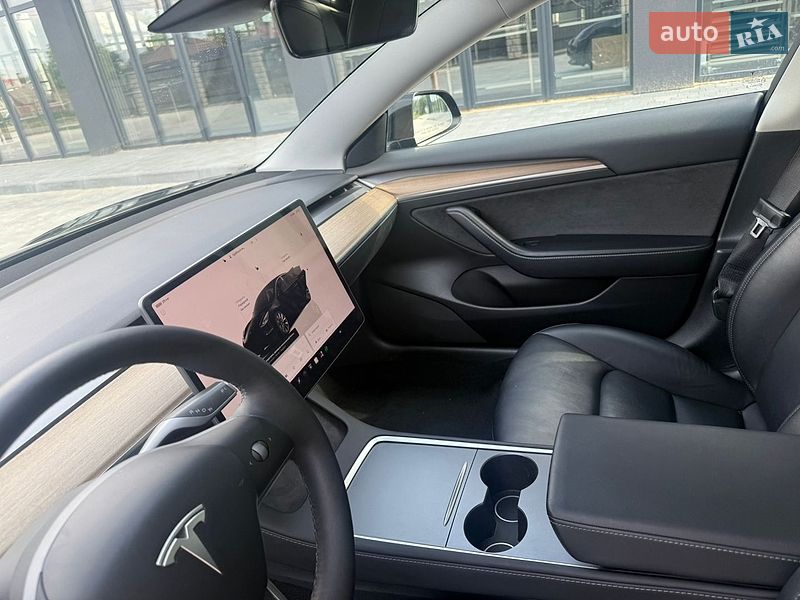 Седан Tesla Model 3 2022 в Львове