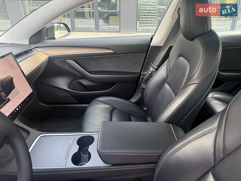 Седан Tesla Model 3 2022 в Львове