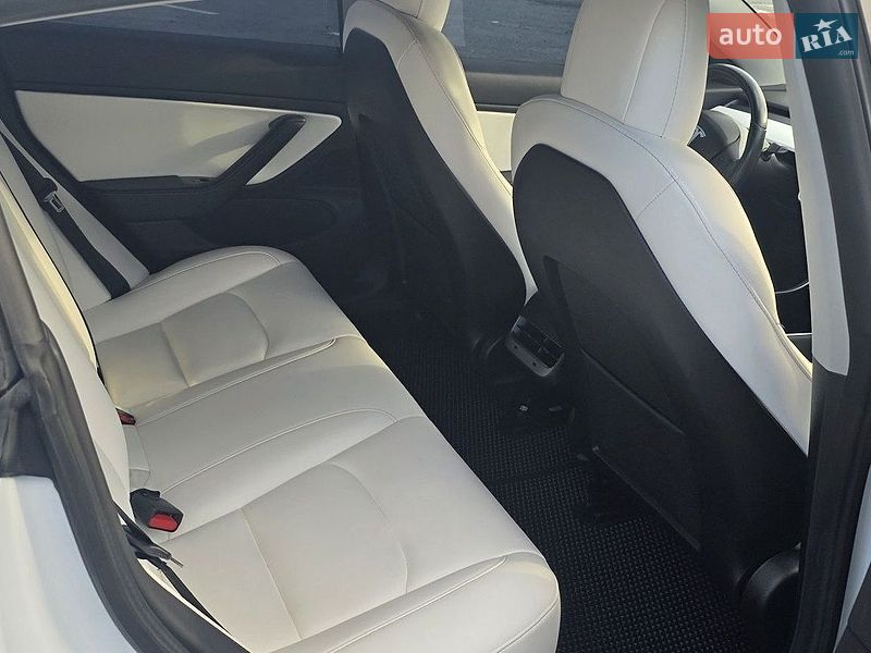 Седан Tesla Model 3 2019 в Львові