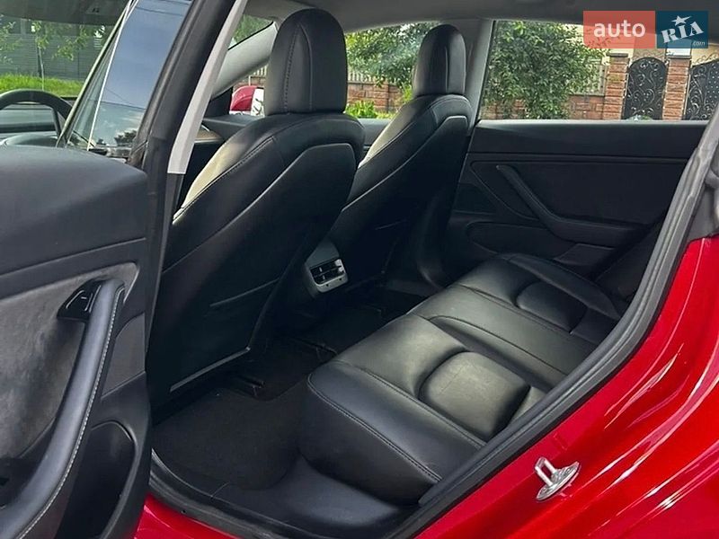 Седан Tesla Model 3 2018 в Пирятині