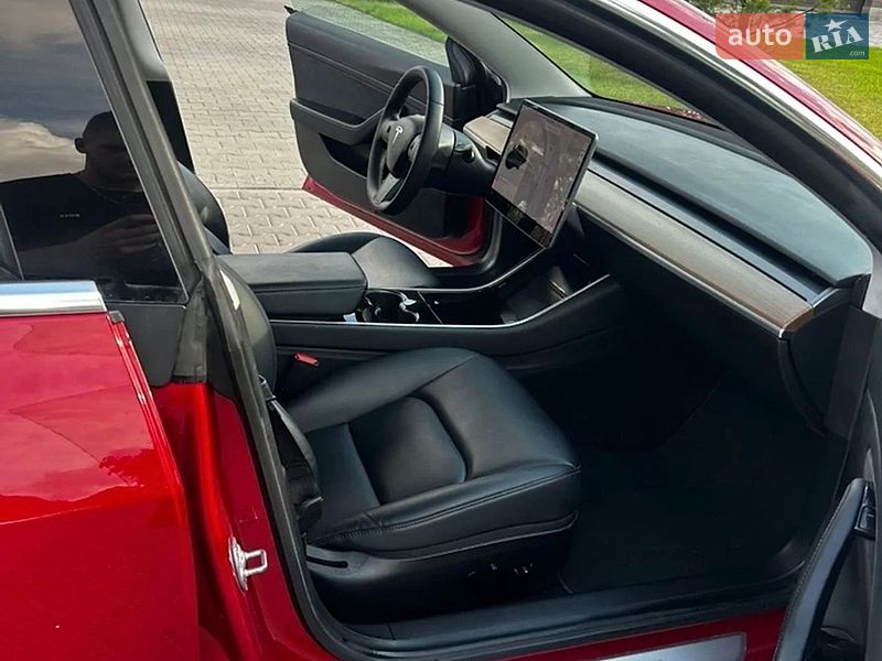Седан Tesla Model 3 2018 в Пирятині