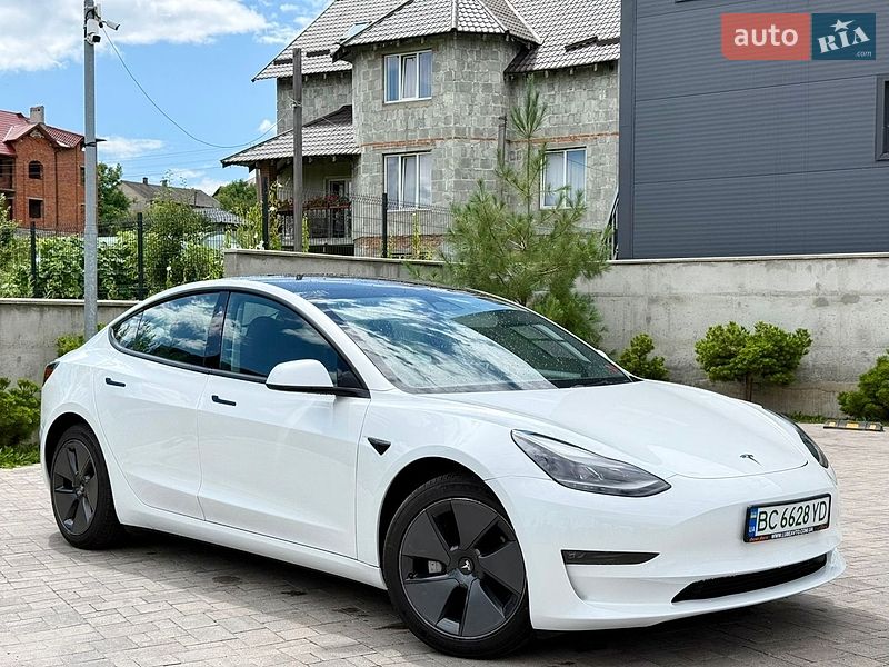 Седан Tesla Model 3 2023 в Львові