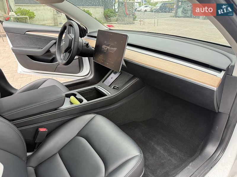 Седан Tesla Model 3 2023 в Львові