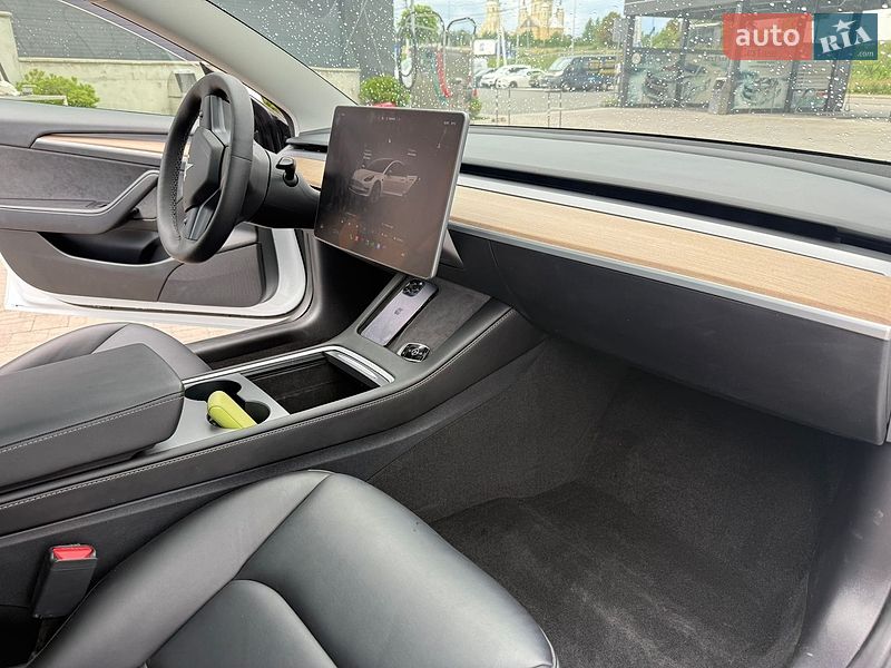 Седан Tesla Model 3 2023 в Львові