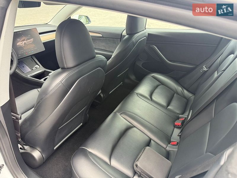 Седан Tesla Model 3 2023 в Львове