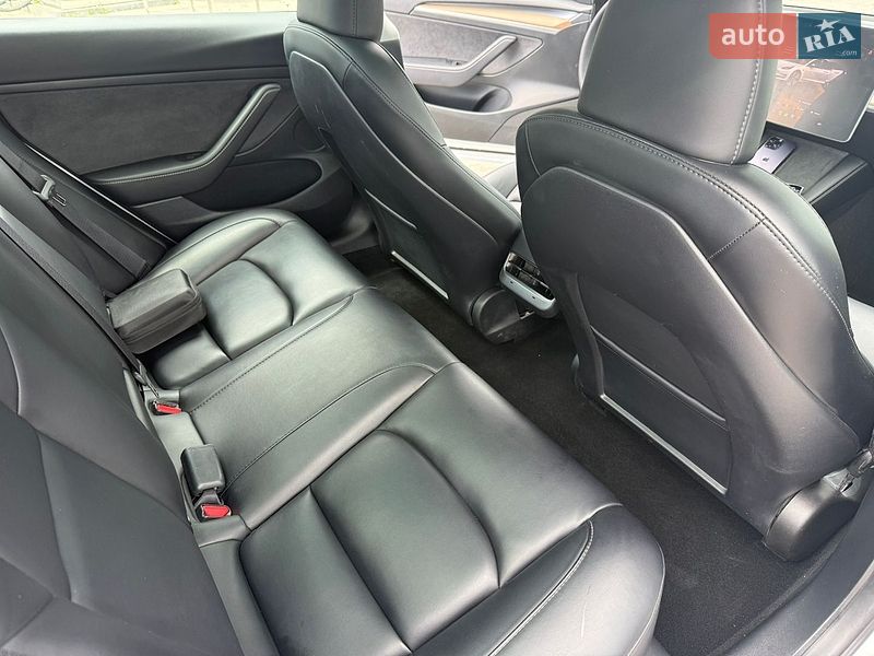 Седан Tesla Model 3 2023 в Львові