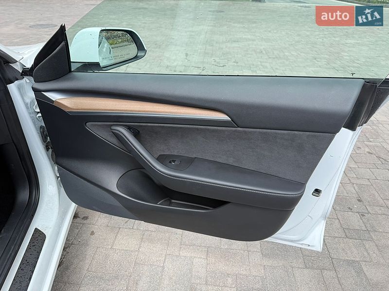 Седан Tesla Model 3 2023 в Львові