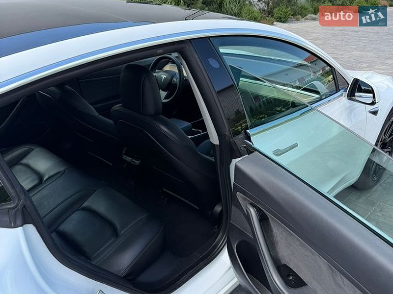 Седан Tesla Model 3 2020 в Луцке