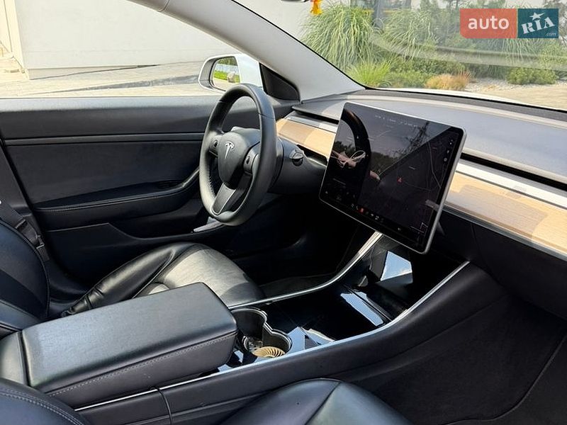 Седан Tesla Model 3 2020 в Луцке