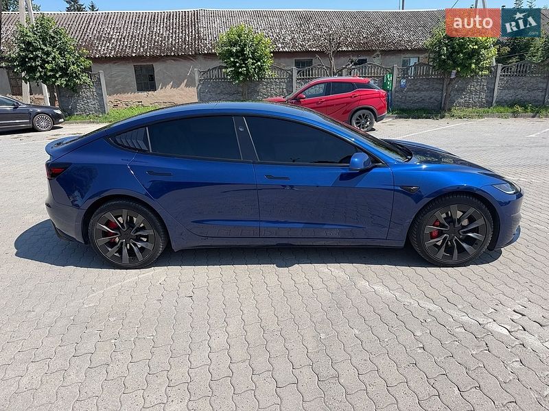 Седан Tesla Model 3 2024 в Городке
