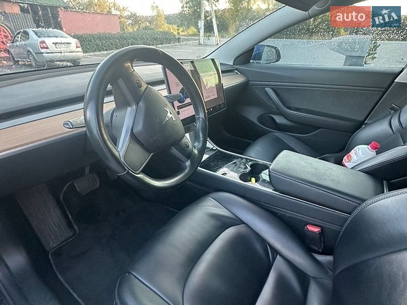Седан Tesla Model 3 2018 в Великом Березном