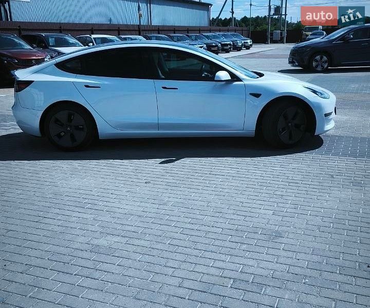 Седан Tesla Model 3 2021 в Львове