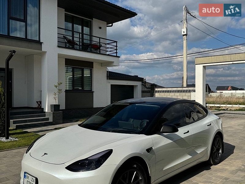 Седан Tesla Model 3 2022 в Ровно