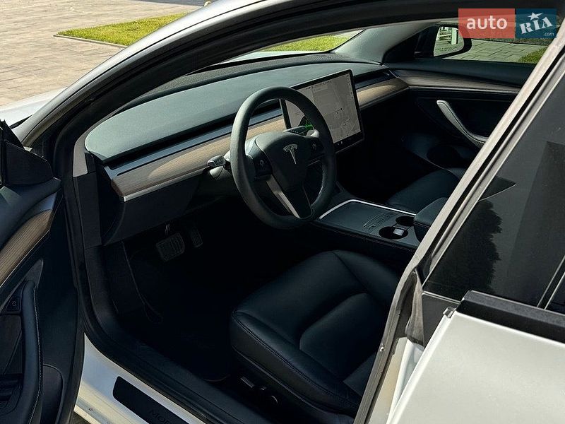 Седан Tesla Model 3 2022 в Ровно