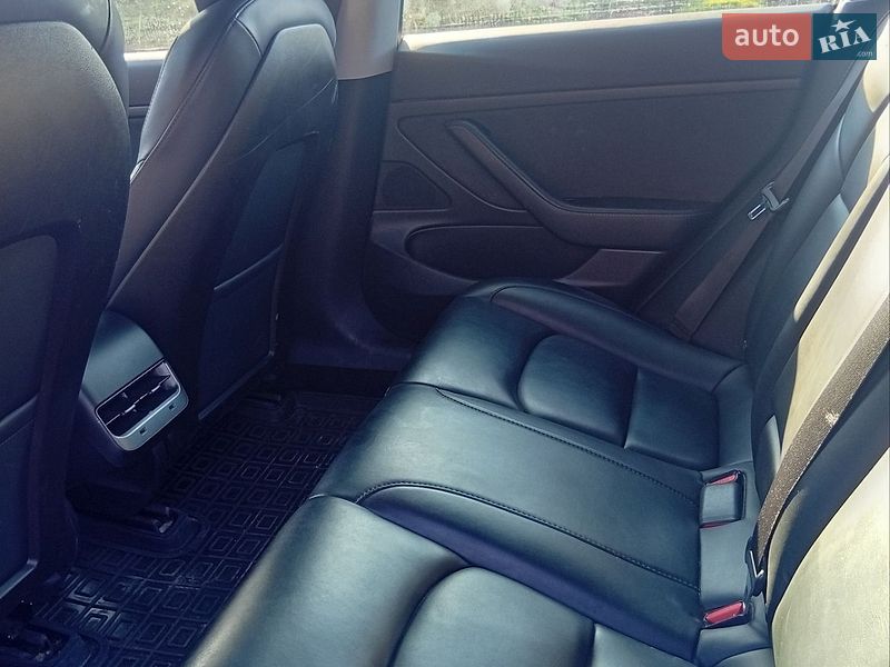 Седан Tesla Model 3 2020 в Городку
