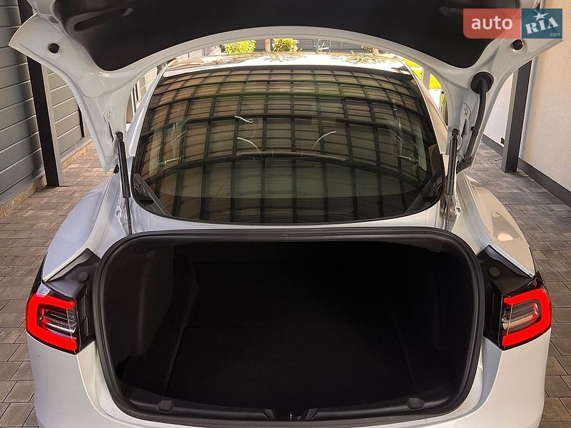 Седан Tesla Model 3 2019 в Броварах