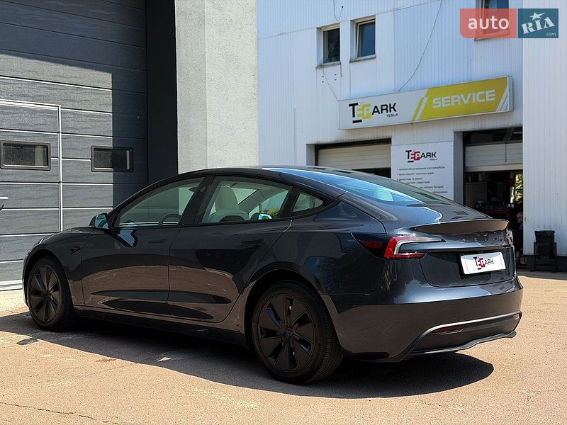 Седан Tesla Model 3 2025 в Киеве