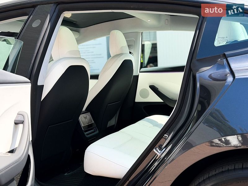 Седан Tesla Model 3 2025 в Киеве